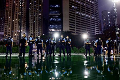 Poliiseja oli perjantaina vartioimassa Victoria Parkia, jossa on perinteisesti järjestetty kynttilämielenosoituksia Tiananmenin uhrien muistolle. Osa puistosta on tänä vuonna suljettu ennen verilöylyn muistopäivää.