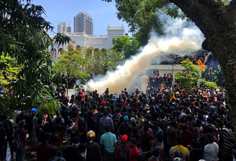 Mielenosoittajat valtasivat myös maan pääministerin toimiston. Kuva otettu keskiviikkona 13. heinäkuuta 2022. 
