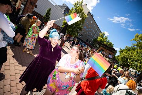 Sateenkaarilippuja liehuttelevien porilaisten Miljonna Laakson ja Ann-Nina Järvisen mielestä on tärkeää, että Pori Pride -tapahtumaa on tukemassa myös Porin kaupunki. Tapahtumaan he valmistautuivat pukemalle päälle värikkäät vaatteet ja laittamalla glitteriä kasvoille. 