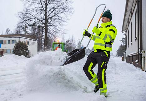 Jere Peltomaa raivasi lunta pois kulkuväylältä Porin Rauhanpuistossa maanantaina.