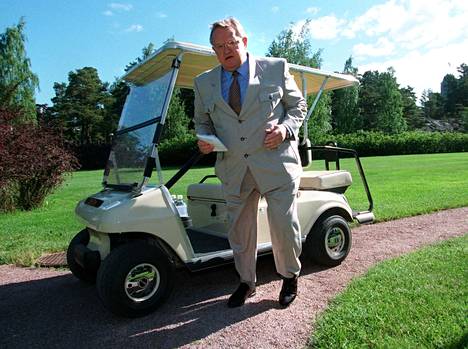 Martti Ahtisaari saapui tiedotustilaisuuteen Kultarannassa golfautolla vuonna 1997.