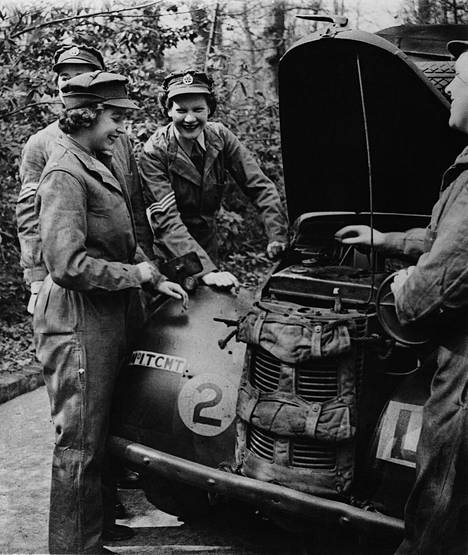 Prinsessa Elisabet palveli toisen maailman­sodan aikana naisten vapaa­ehtois­joukoissa ATS:ssä, joissa hän opiskeli mekaanikon taitoja ja ajoi ambulanssia. Kuva huhtikuulta 1945, jolloin prinsessa oli ylennetty aliupseeriksi.