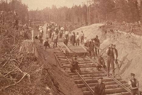 Näin Kiukainen–Kauttua-rataosuuden rakennustöitä tehtiin kesällä 1912.