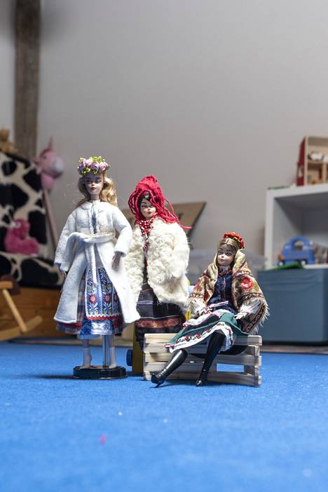Barbie-nuket mielletään usein lasten leluiksi, mutta Maryna Sokolenko kertoo tutustuneensa aikuisiän keräily- ja käsityöharrastuksensa kautta moniin muihin harrastajiin. Nykyisin Sokolenkoa inspiroivat muun muassa historialliset ukrainalaiset hahmot ja perinteet. Helsingin-vierailulla hän törmäsi kuvaan Lucia-neidosta. Matkan jälkeen vaaleatukkainen nukke sai muuntua Luciaksi.