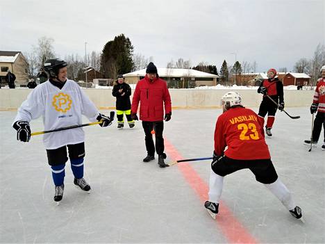 Kokemäen kaupunginjohtaja Teemu Nieminen kävi pudottamassa aloituspallon, kun kyläyhdistykset ottivat toisistaan mittaa Peipohjan jääkiekkokaukalossa.