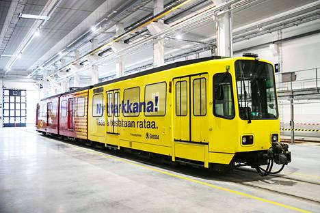 Tampereen ratikan testivaunu on punakeltainen. Keltainen on työkoneen huomioväri. Vaunun väri liukuu toisesta päästä kohti punaista, Tampereen tulevan ratikan väriä.