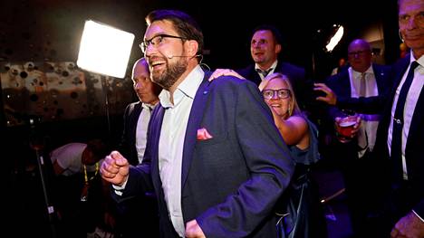 Ruotsidemokraattien puheenjohtajan Jimmie Åkesson iloitsi vaalituloksesta sunnuntaina 11. syyskuuta puolueen vaalivalvojaisissa. 