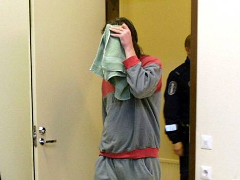 Murhista sittemmin tuomittu Alexandr Siekkinen peitti kasvonsa tullessaan oikeussaliin vuonna 2007. Arkistokuva.