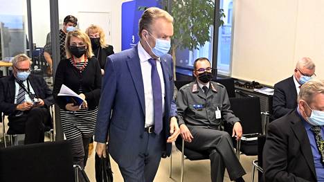 Komitean puheenjohtaja, kansanedustaja Ilkka Kanerva (kok.) kuvattiin asevelvollisuustyöryhmän loppuraportin julkistuksessa Helsingissä perjantaina.