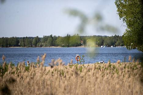 Suomensaaren uimarannalla Lielahdessa oli jo kesäinen tunnelma.
