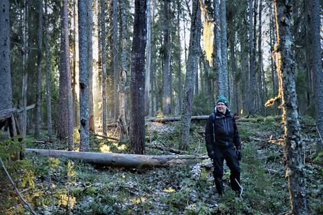 Metsäekologi Petri Keto-Tokoi käy säännöllisesti Musturin metsässä, joka sijaitsee Juupajoen ja Ruoveden rajamailla. Hän tuo metsään myös metsänhoitoa opiskelevat oppilaansa.