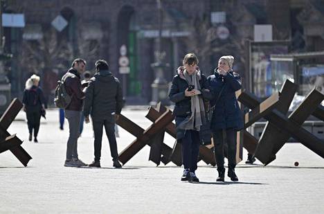 Räjähdykset ja ilmavaroitukset jatkuvat Ukrainan pääkaupunki Kiovassa. Kiovalaisia muistutetaan, että ilmavaroituksiin on syytä reagoida nopeasti, vaikka tilanne pääkaupungissa on hieman rauhoittunut.