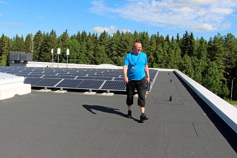 Myllyhaan koulu on yksi Nokian kaupungin kiinteistöistä, joissa osa rakennuksen tarvitsemasta energiasta tuotetaan aurinkoenergialla. Aurinkopaneeleja esitteli kiinteistönhoitaja Tero Nieminen.