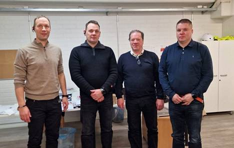 Sopimuksen allekirjoittivat (vasemmalta) Tavaralähetit Oy:n puolesta Janne Friman ja Marko Mikkilä, Jokilaakson Liikenne Oy:n puolesta Pekka Röman ja Antti Röman.