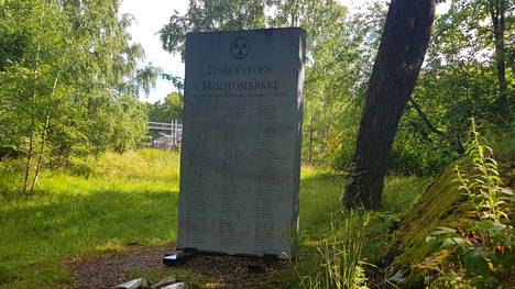 Greenpeace pystytti ”Itsekkyyden muistomerkin” Helsingin Linnunlauluun vuonna 2010. Sen oli määrä olla eräänlainen häpeäpaalu: siihen on kaiverrettu Olkiluoto 4:n puolesta äänestäneiden nimet. Kirjoittaja toteaa, että graniittiin nimensä saaneet voivat olla siitä nyt ylpeitä.