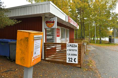 Muun muassa Kourujärven kioskin kulmalta poistetaan kirjelaatikko. Kuva: Juha Sinisalo