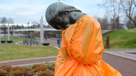 Marjatta-veistos sai oranssia ylleen Valkeakosken keskustassa myös vuosi sitten, kuva on marraskuulta 2020.