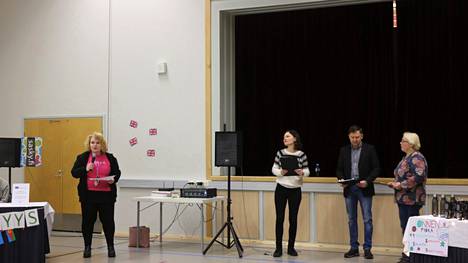 Opinto-ohjaaja Teija Elers juontaa lavalle ukrainalaiset opiskelijat. Kuvassa vasemmalta Teija Elers, Natalie Savchenko, Yuriy Ladonya ja Oksana Shcherbak.