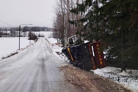 Ylöjärven Mutalassa hiekoitusautolle oli käynyt hassusti, kun se oli luisunut ojaan tiistaina 14. joulukuuta.