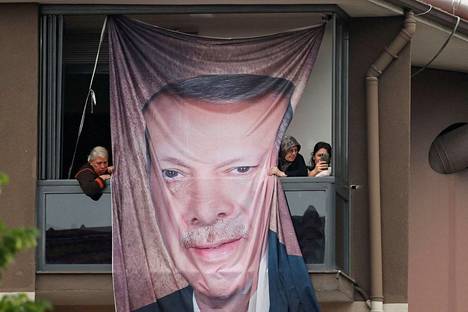 Turkin Bursassa kerrostalon parvekkeelle oli ripustettu presidentti Erdoğanin kuva.