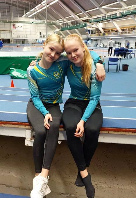 Iida Tamminen ja Tessa Moisio olivat hyvässä iskussa nuorten SM-halliottelussa viikonloppuna.