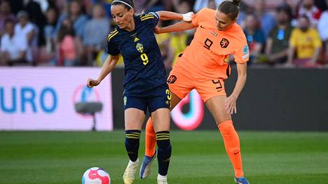 Ruotsin kohtasi Hollannin EM-kisojen avauspelissään. Kuvassa Ruotsin  Kosovare Asllani (vasemmalla) ja Hollannin Anna Miedema.