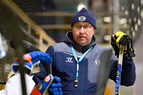 Valkeakosken Kiekko-Ahman vastuuvalmentaja Matti Varje kertoo, että joukkueen fiilikset olivat ”tosi hyvät”, kun neljän parhaan joukkoon pääseminen varmistui.