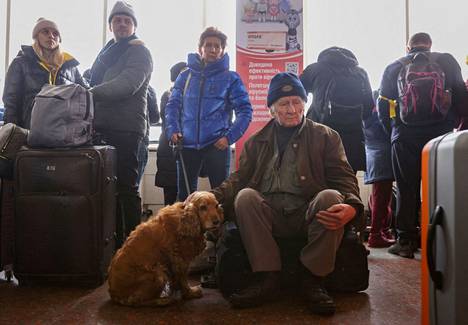 Ihmisiä odottamassa evakuointijunaa Kiovan juna-asemalla. Venäjän hyökkäyksen alkamisen jälkeen noin 660 000 ihmistä on paennut Ukrainasta sen naapurimaihin, arvioi YK:n pakolaisjärjestö UNHCR.