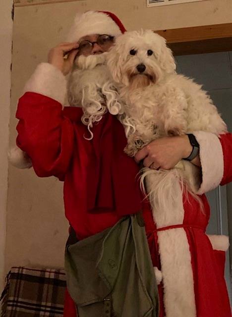 Ninni-koira pääsi joulupukin syliin ja sai herkkuja, kertoo kuvan lähettänyt Eeva-Liisa Ruoskanen. 