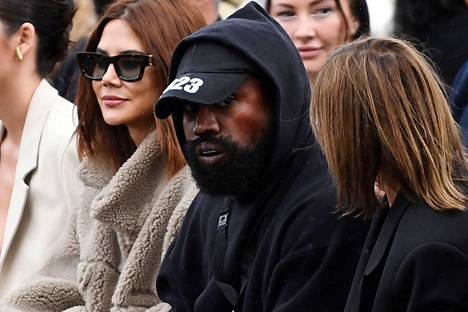 Kanye West kuvattuna Pariisin muotiviikoilla 2. lokakuuta. West herätti muotiviikoilla äänekästä kritiikkiä t-paidallaan.