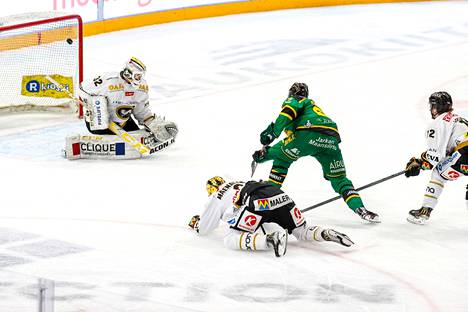 Sinne uppoaa! Petri Kontiola ohitti Joel Blomqvistin 2–1-voittomaalissa.