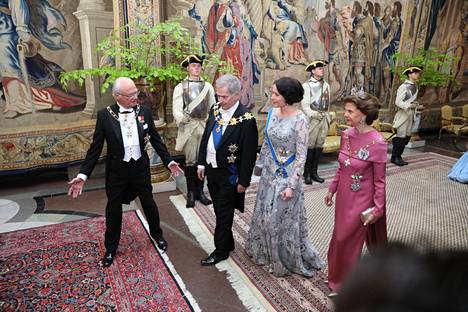 Kuningas Kaarle XVI Kustaa johdatti presidentti Sauli Niinistön, Jenni Haukion ja kuningatar Silvian Kuninkaanlinnan gaala-illalliselle.