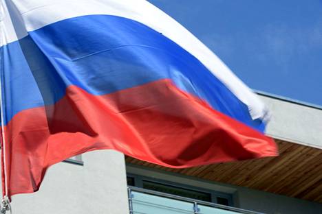 Venäjän lippu liehuu voitonpäivän kunniaksi Venäjän Helsingin-suurlähetystön edessä.