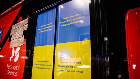 Ukrainan sotaa pakenevia, lähinnä naisia ja lapsia, on haettu linja-autoilla Suomeen turvaan.