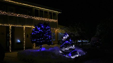 Joni Partalan omakotitalon pihaa koristavat näyttävät valosarjat ja suloiset jouluhahmot. 