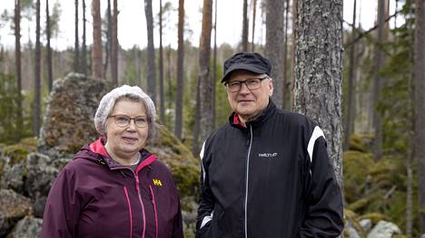 Lempäälän Höytämössä asuvat Pirkko ja Seppo Harsia puolustavat Lehtivuoren aluetta rakentamiselta. He arvostavat luonnon muovaamaa lähiulkoilupaikkaa.
