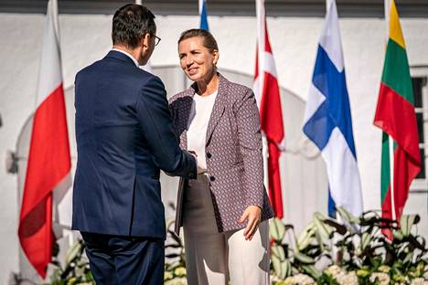 Tanskan pääministeri Mette Frederiksen tervehti kokoukseen saapuvaa Puolan pääministeri Mateusz Morawieckia 30. elokuuta.