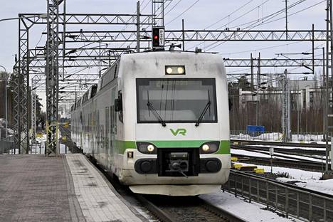 Veturinkuljettajien lakko uhkaa seisauttaa maanantaina koko Suomen junaliikenteen.