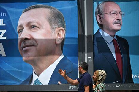 Pariskunta käveli presidentti Recep Tayyip Erdoğanin ja hänen päähaastajansa Kemal Kılıçdaroğlun vaalimainosten ohi Sanliurfassa Kaakkois-Turkissa huhtikuussa.