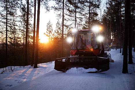 Samaan aikaan, kun aurinko nousee, latukoneet jyräävät Tampereen seudun hiihtolatuja kuntoon. Varhaisimmat lähtevät liikkeelle jo aamuyöstä, viimeisimmät aamun varhaisimpina tunteina.