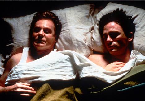 Francis Bacon (Derek Jacobi) nukkuu rakastajansa George Dyerin (Daniel Craig) kanssa elokuvassa Love Is the Devil.