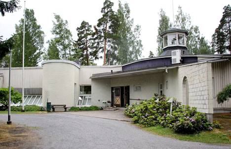 Seurakunnan toimintakeskus Urhattu on perinteinen juhannusjuhlien pitopaikka. Paikka sijaitsee luonnon keskellä.