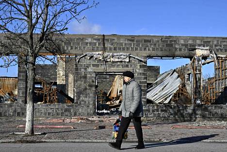 Paikallinen asukas käveli tuhotun rakennuksen ohi Lymanissa Donetskin alueella 14. joulukuuta.