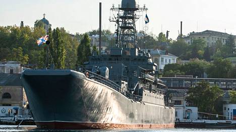 Ropucha-luokan maihinnousualus Azov kuvattuna Sevastopolin satamassa Krimillä 2008. Tammikuun toisella viikolla tämän luokan aluksia oli kolmessa viikossa saapunut Itämerelle normaalin yhden lisäksi viisi.