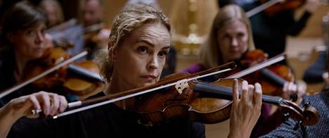 Nina Hoss esittää Sharon Goodnow’ta, Lydia Tárin puolisoa ja tämän orkesterin viulistia. 