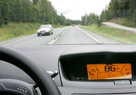 Tekstaripalstalla on viime aikoina vaihdettu mielipiteitä muun muassa siitä, saako maantiellä ajaa hiljempaa kuin nopeusrajoituksen määrittämä maksiminopeus. 