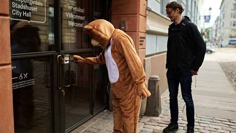 Esityskioski palveli asiakkaita ensimmäisen kerran viime elokuussa Helsingissä. Tässä nallehahmo yrittää viedä esityksen ostajan kaupungintaloon.