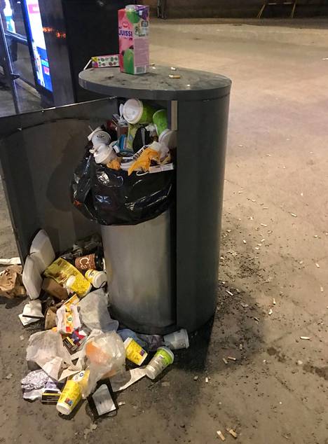 Moron lukija miettii, kuuluvatko sakot roskaajalle vai kaupungille, joka ei tyhjennä täysinäisiä roska-astioita. Kuva on otettu perjantaina 22.4. noin klo 23 Tampereen keskustassa.