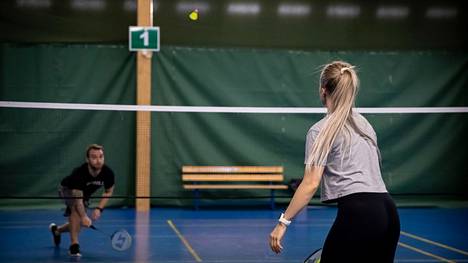 Tampereen tenniskeskus piti vielä maanantaina 27. joulukuuta kenttänsä auki pelaajille. Tatu Koivula ja Laura Ristolainen pelasivat keskuksen kentällä sulkapalloa. Aluehallintoviraston tuoreimpia koronarajoituksia on tulkittu Pirkanmaalla eri tavoin. 