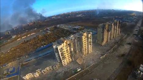 Mariupolissa maanantaina 14. maaliskuuta otetussa ilmakuvassa näkyy Venäjän hyökkäyksessä vaurioituneita asuinrakennuksia.